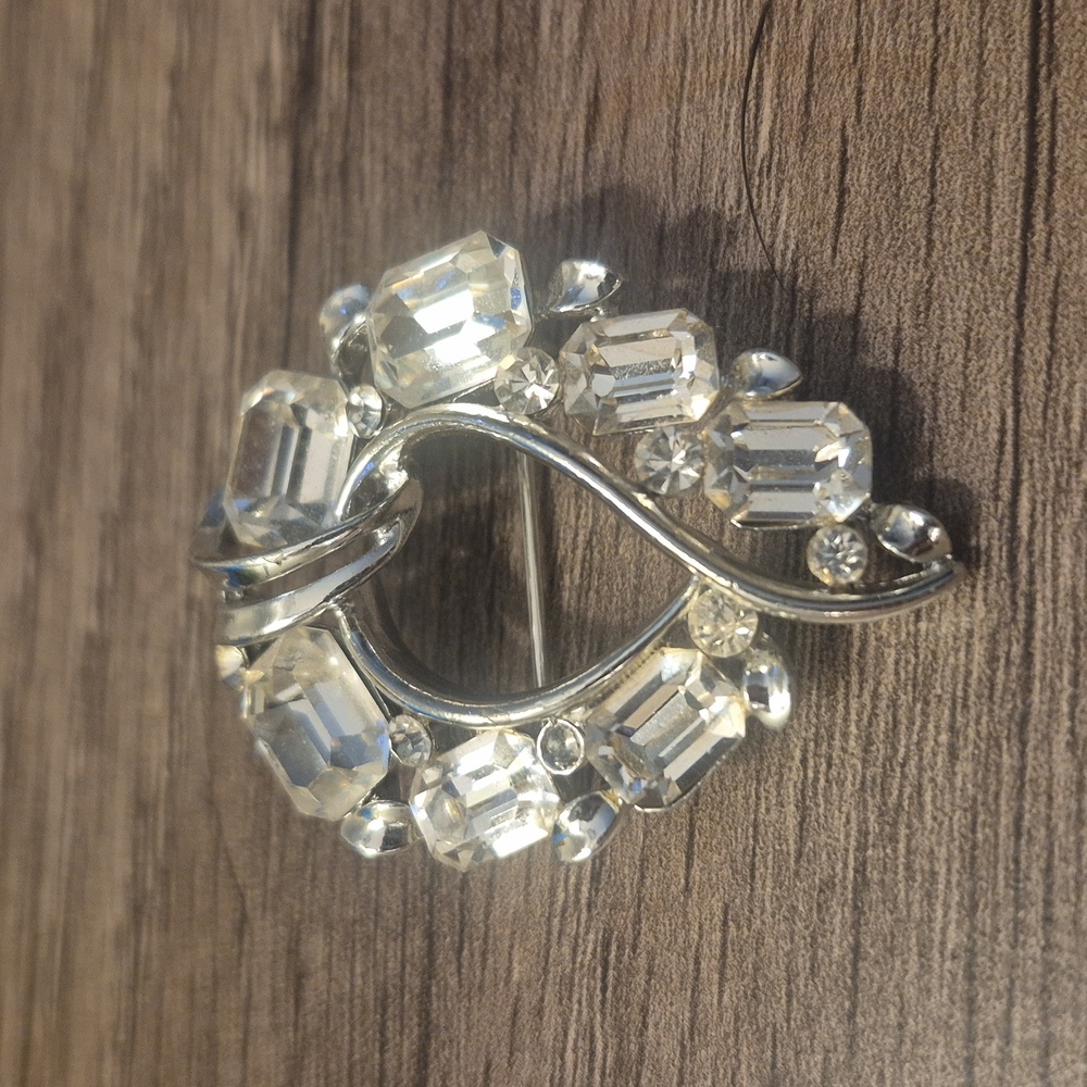 LISNER Vintage Emerald and Round Cut Clear Rhinestone Brooch - Picture 2 of 4
